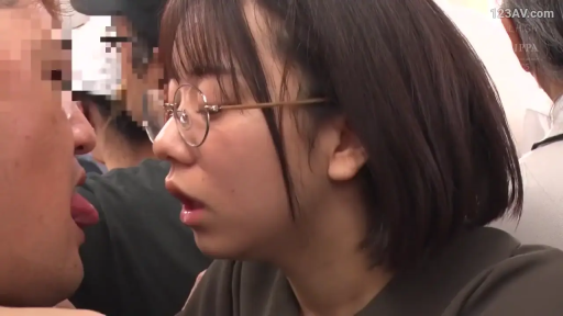 眼鏡 · 臉部特寫 · 張口 · 痴漢 · 面对面 · 舔舐 · 電車 · 褐色上衣