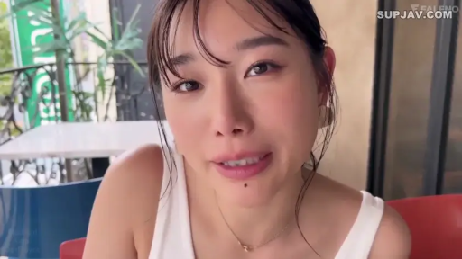 座り姿勢 · 顔部のクローズアップ · 甘美 · ネックレス · 凝視 · 清纯 · 白背心 · 户外咖啡馆