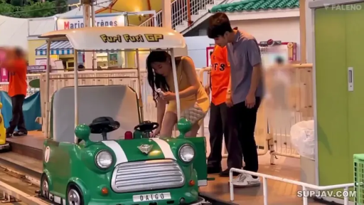 专注 · 弯腰 · 否 · 户外拍摄 · 游乐场 · 黄色连衣裙 · 观察玩具车 · 儿童赛车