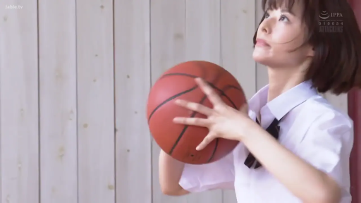 专注 · 学生制服 · 上半身 · 户外 · 篮球 · 持球 · 打篮球