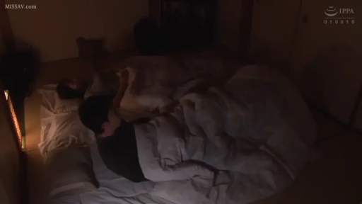 臥室 · 全景 · 被褥 · 睡衣 · 躺卧 · 休息 · 安详 · 弱光