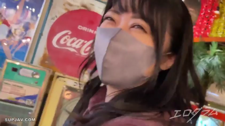 面部 · 站立 · 微笑 · 休闲装 · 口罩 · 愉快 · 游戏厅 · 街拍感