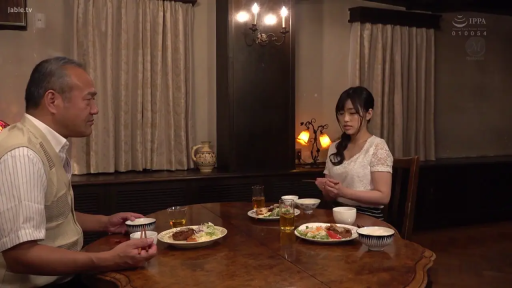 座り姿勢 · 全景 · 平静 · 中文字幕 · 餐厅 · 日常服饰 · 食事 · 餐桌餐具