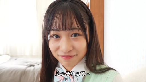 卧室 · 微笑 · 面部特写 · 学生制服 · 注视镜头 · 长发 · 正面坐姿