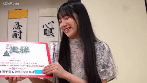 女性 · 站姿 · 微笑 · 室内房间 · 碎花上衣 · 持牌展示 · 活动说明板