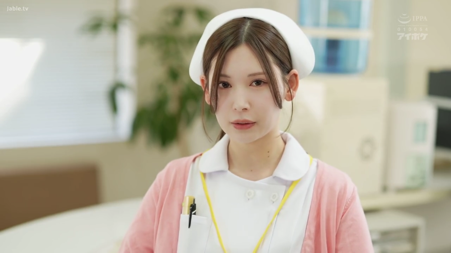 室内 · 护士服 · 站立 · 注视 · 冷淡 · 胸部以上