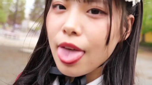 诱惑 · 户外 · 水手服 · 吐舌 · 舌头 · 黑发 · 正脸