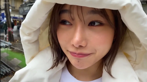 脸部特写 · 注视 · 户外街道 · 侧头 · 浅笑 · 白色连帽外套