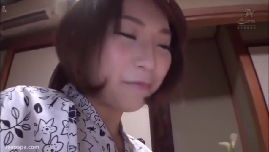 俯身 · 脸部特写 · 和室 · 微笑 · 凝视 · 熟女 · 浴衣