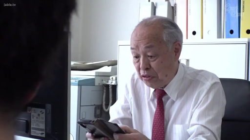 坐姿 · 办公室 · 半身特写 · 文件夹 · 中老年 · 查看手机 · 严肃专注 · 白衬衫红领带