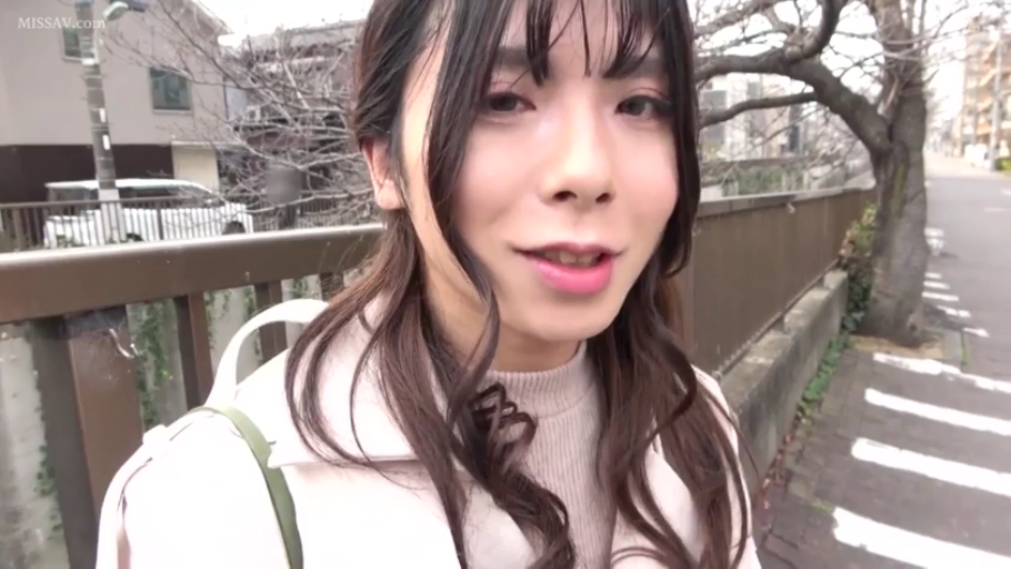 脸部特写 · 站姿 · 微笑 · 对视 · 街道 · 长发 · 背包 · 大衣