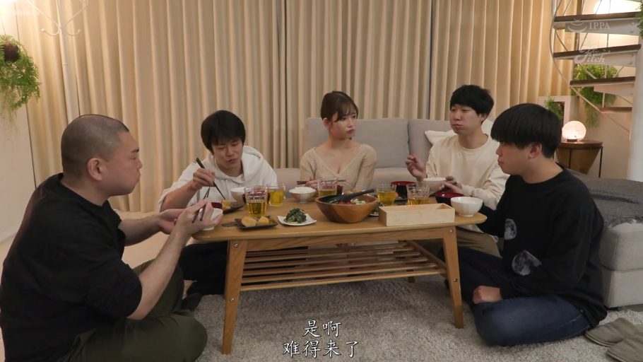 中景 · 自然 · 客厅 · 多人 · 休闲服 · 坐位 · 餐具 · 聚餐