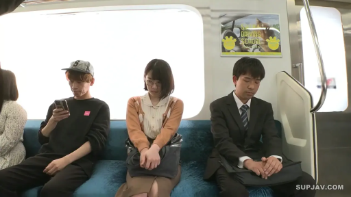 坐姿 · 中景 · 手机 · 乘车 · 电车 · 淡然 · 针织开衫 · 痴汉系列