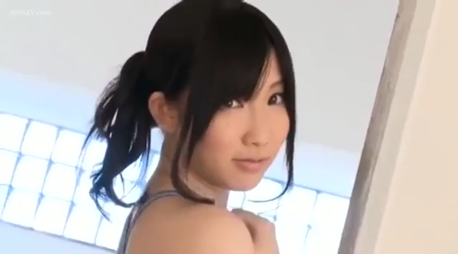 室内 · 顔部のクローズアップ · 回眸 · 微笑 · レンズを見つめて · 灰色吊带 · 马尾辫