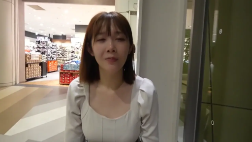 商场 · 站立 · 平静 · 采访 · 上半身特写 · 货架 · 白色泡泡袖上衣 · 街拍视角