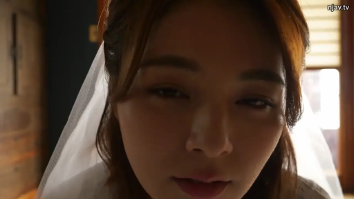 室内 · 俯身 · 迷离 · 面部特写 · 诱惑 · 凝视 · 头纱 · 婚纱头纱