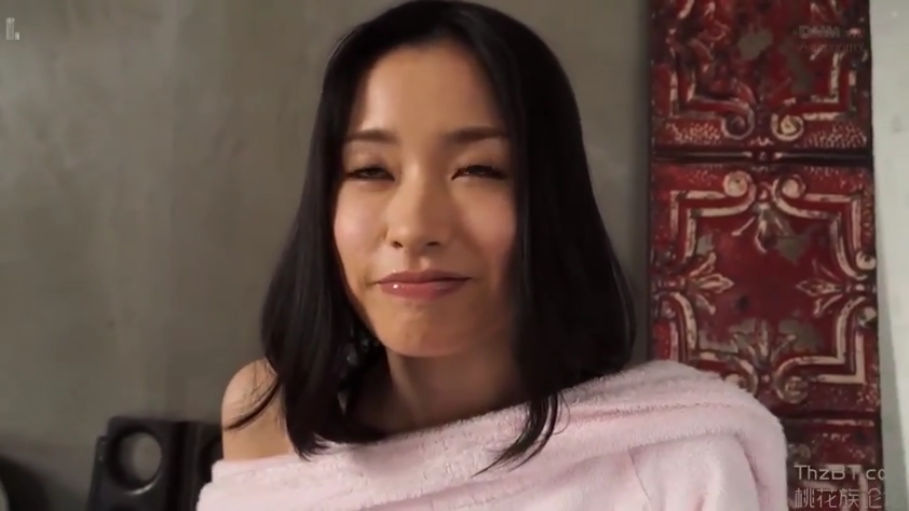 室内 · 坐姿 · 脸部特写 · 对视 · 亚洲女性 · 媚笑 · 粉色浴巾