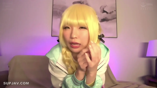 卧室 · 半身特写 · 诱惑 · 注视镜头 · 亚洲女性 · 身体前倾 · Cosplay服装 · 假发