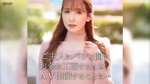 站立 · 平静 · 摆拍 · 半身 · 室外 · 粉色毛衣 · 字幕遮挡