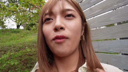 自然 · white shirt · 面部特写 · Outdoor · Look up · 说话