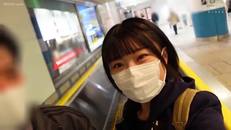 脸部 · 愉悦 · 口罩 · 自拍视角 · 深色外套 · 生活感 · 乘梯 · 地铁车站