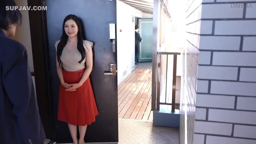 全身 · 站立 · 微笑 · 半身裙 · 门 · 门口走廊 · 对谈 · 日常劇情