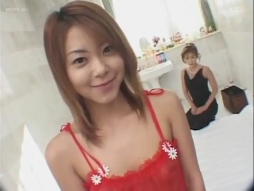 室内 · 脸部特写 · 站立 · 红色蕾丝吊带