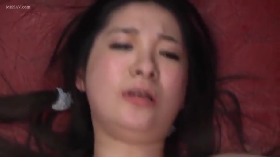 坐姿 · 脸部特写 · 马赛克 · 厨房 · 隐忍 · 白色针织衫 · 被手淫
