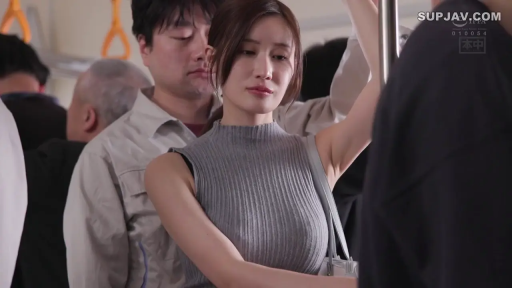 Stand · Sleeveless top · Armrest · Low-angle shot · No expression · 地铁车厢 · 身体贴合 · 拥挤人群