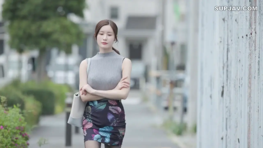 半身 · 双手环抱 · 散步 · 冷淡 · 户外街道 · 单肩包 · 街拍风格 · 碎花包臀裙