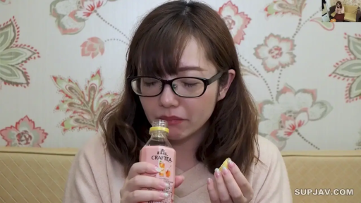 室内 · 坐姿 · 面部 · 眼镜 · 专注 · 粉色毛衣 · 饮料瓶 · 持瓶