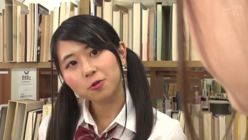 含泪 · 顔部のクローズアップ · 站立 · 学生服 · 注視 · 书架 · 大特写 · 书架前