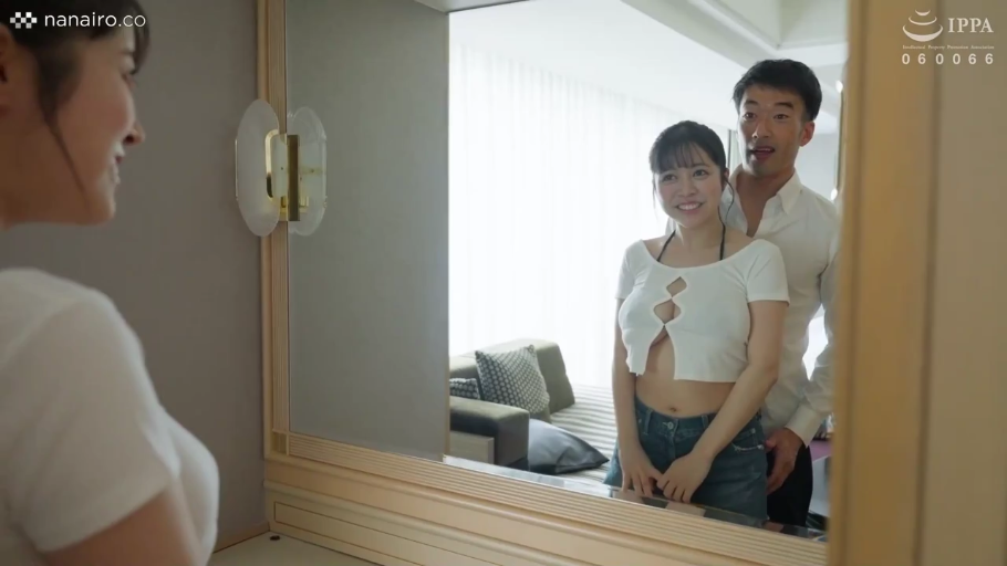 酒店 · 背后环抱 · 镜面反射 · 露脐短袖