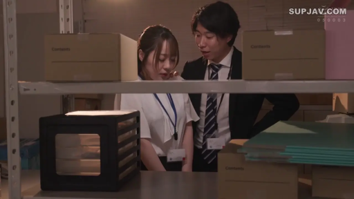 OL装 · 中景 · 站姿 · 纸箱 · 职场 · 仓库 · 忧虑 · 搭肩