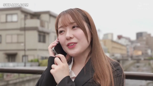 臉部特寫 · 站立 · 微笑 · 職業裝 · 手机 · 户外 · 长发 · 打電話