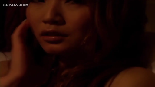 室内 · 迷离 · 面部特写 · 裸体 · 昏暗灯光 · 注视镜头 · 手扶脸颊