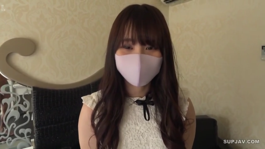 室内 · 坐姿 · 平静 · 面部特写 · 白色蕾丝上衣 · 注视 · 长发 · 口罩