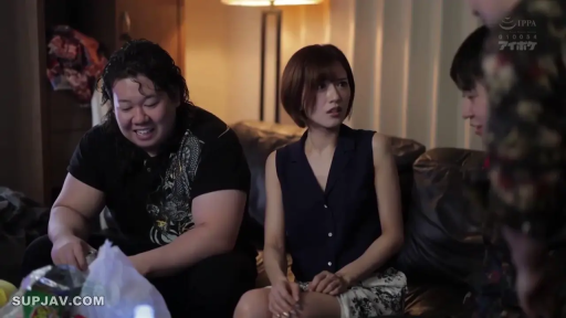 坐姿 · 交谈 · 中景 · 沙发 · 客厅 · 休闲服 · 三人场景 · 严肃疑惑