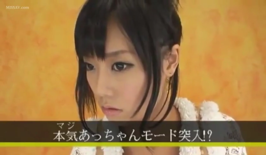 室內 · 坐姿 · 脸部 · 专注 · 注視 · 白色蕾丝 · 日文字幕