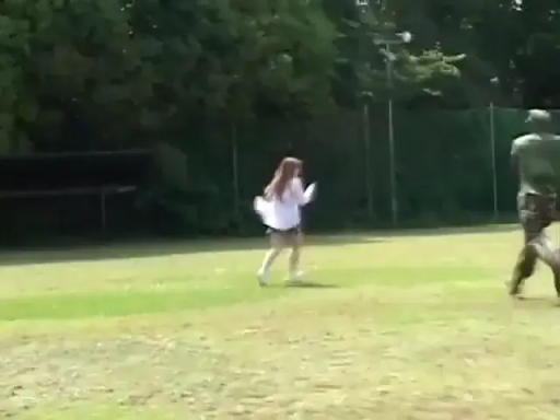 远景 · 户外 · 模糊 · 奔跑 · 运动场 · 白色上衣与短裙 · 逃离