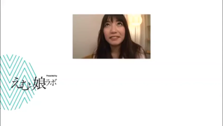 室内 · 座り姿勢 · 顔部のクローズアップ · 白い上着