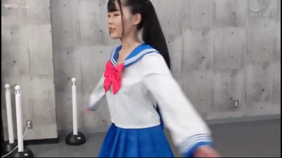 全身 · 站立 · 微笑 · 客厅 · 手提包 · 勾引 · 无袖连衣裙 · 家庭剧情