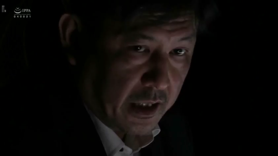 脸部特写 · 西装 · 黑暗室内