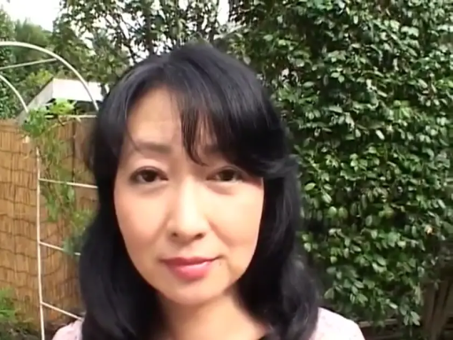 脸部特写 · 微笑 · 注视 · 粉色上衣 · 熟女 · 户外花园 · 正对镜头