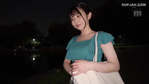 站姿 · 微笑 · 半身特写 · 挎包 · 户外 · 夜景 · 白色手提包 · 青色荷叶袖上衣