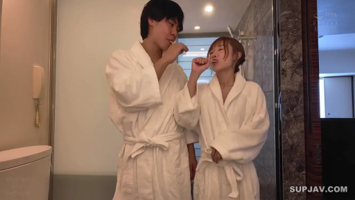 浴室 · 站立 · 自然 · 情侣 · 浴袍 · 刷牙 · 牙刷