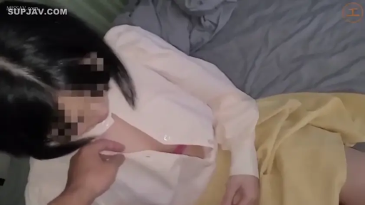 室内 · 胸部特写 · 白衬衫 · 仰卧 · 抚摸 · 模糊 · 俯拍视角