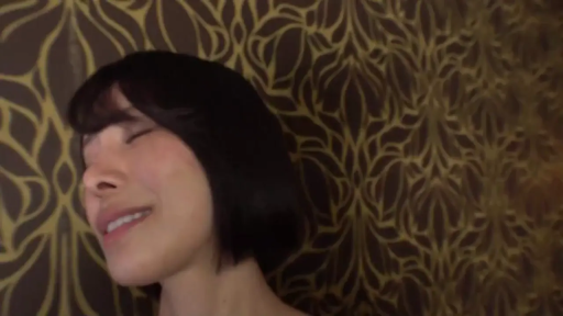 室内 · 忧郁 · 站立 · 黑色吊带 · 半身像 · 斜视 · 肩部特写 · 花纹壁纸