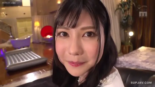 室内 · 坐姿 · 脸部特写 · 微笑 · 对视 · 白色女装 · 珍珠项链 · 大眼睛