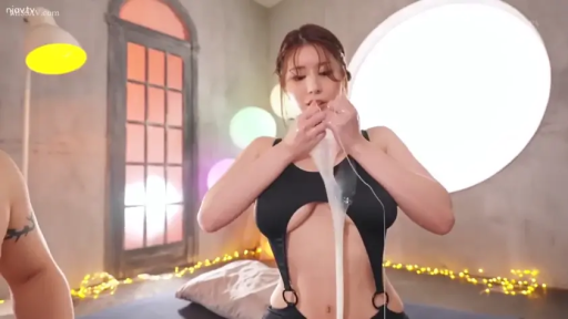 室内摄影棚 · 半身特写 · 性感诱惑 · 专注表情 · 正面姿势 · 黑色镂空泳衣 · 白色粘液 · 拉扯白色粘液